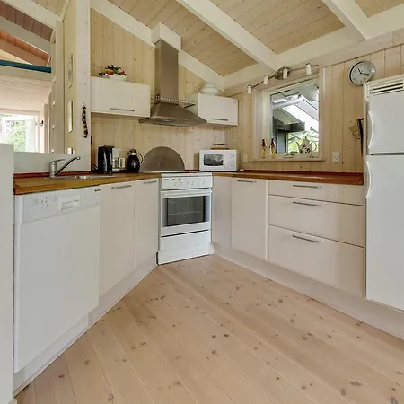 Three-bedroom Holiday In Feriehus *